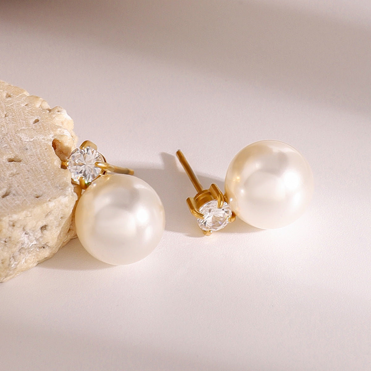 Gold-tone stainless steel pearl stud earrings, 1.4cm diameter with 0.99cm pearl, waterproof and hypoallergenic 2