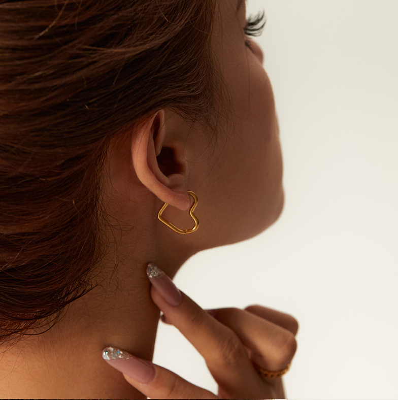 Hypoallergenic lightweight gold heart earrings (2cm) for women - everyday and party jewelry - 1