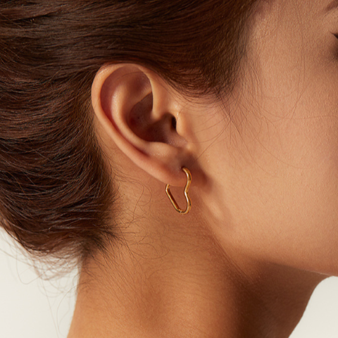 Hypoallergenic lightweight gold heart earrings (2cm) for women - everyday and party jewelry - 2