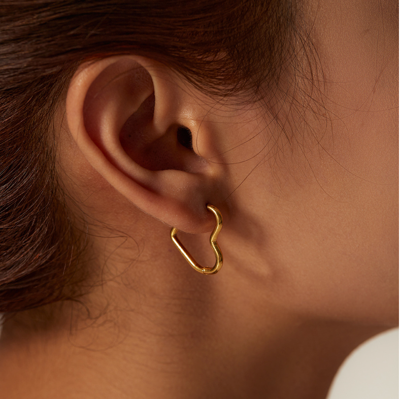 Hypoallergenic lightweight gold heart earrings (2cm) for women - everyday and party jewelry - 3