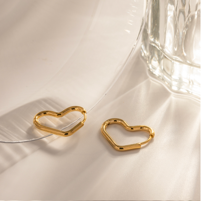 Hypoallergenic lightweight gold heart earrings (2cm) for women - everyday and party jewelry - 6