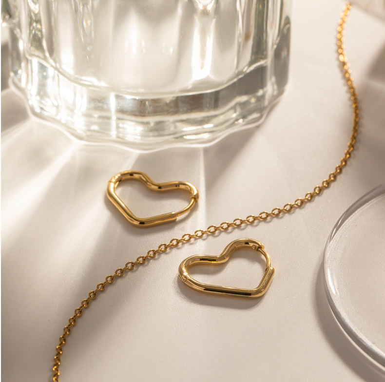 Hypoallergenic lightweight gold heart earrings (2cm) for women - everyday and party jewelry - 8