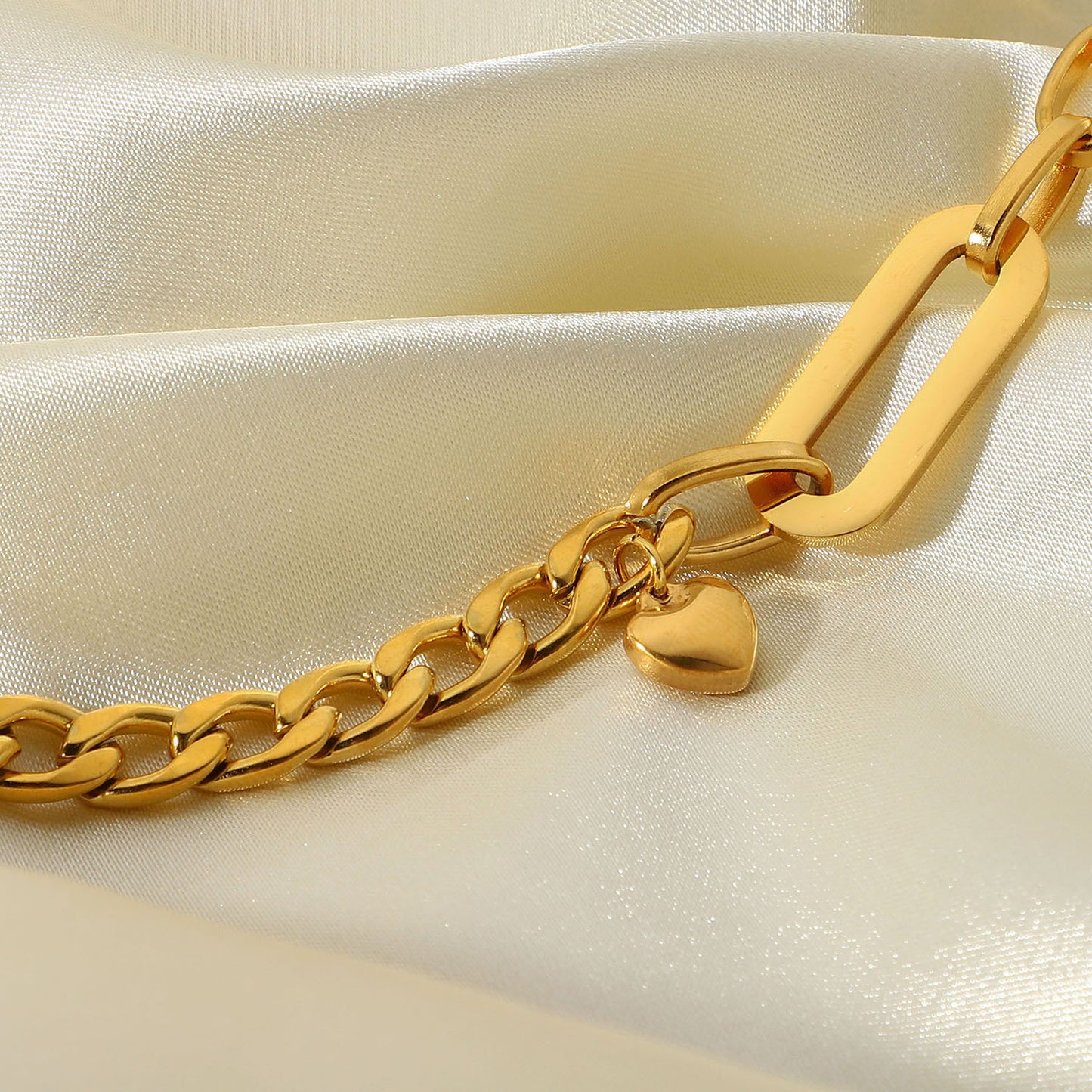 Minimalist adjustable gold chain bracelet for women – lightweight (14.7g) and versatile for everyday wear. 2