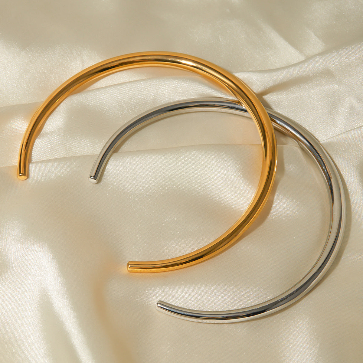 Close-up view of Arza's two-tone adjustable choker necklace showing gold and silver stainless steel links (11.4cm circumference) 14