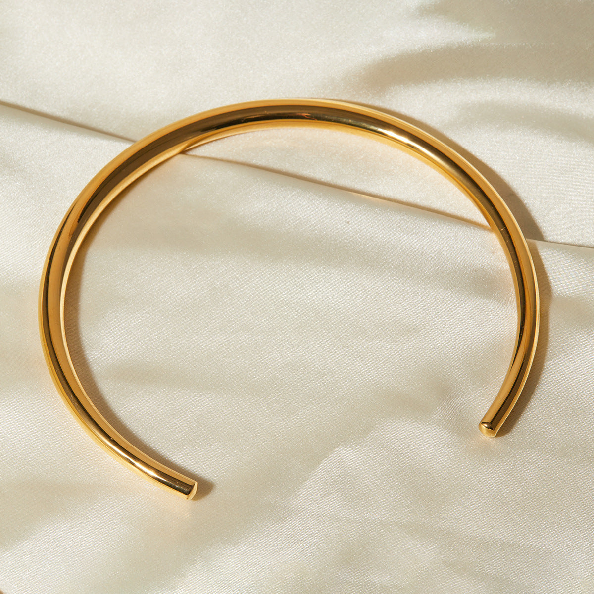 Close-up view of Arza's two-tone adjustable choker necklace showing gold and silver stainless steel links (11.4cm circumference) - 2