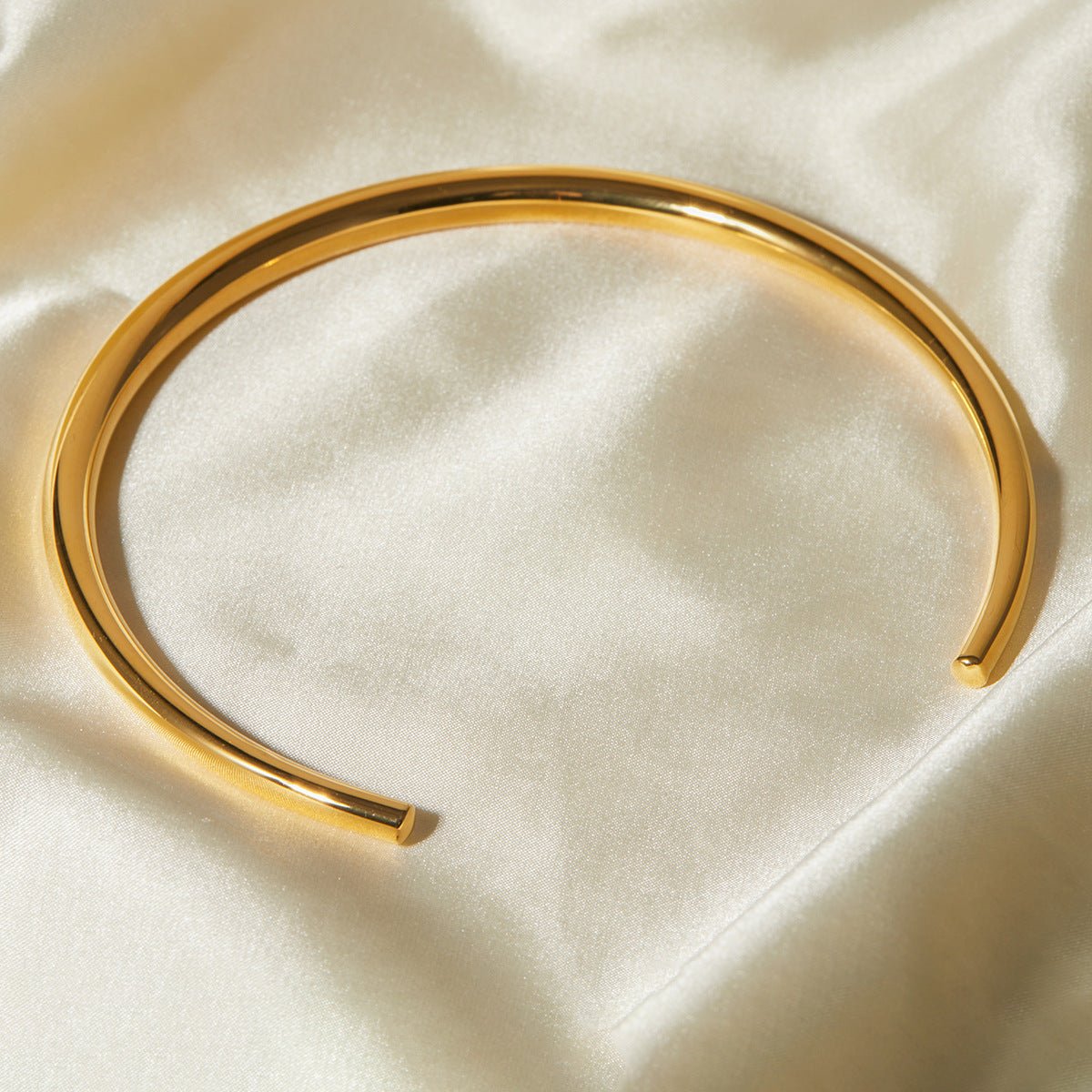 Close-up view of Arza's two-tone adjustable choker necklace showing gold and silver stainless steel links (11.4cm circumference) - 6