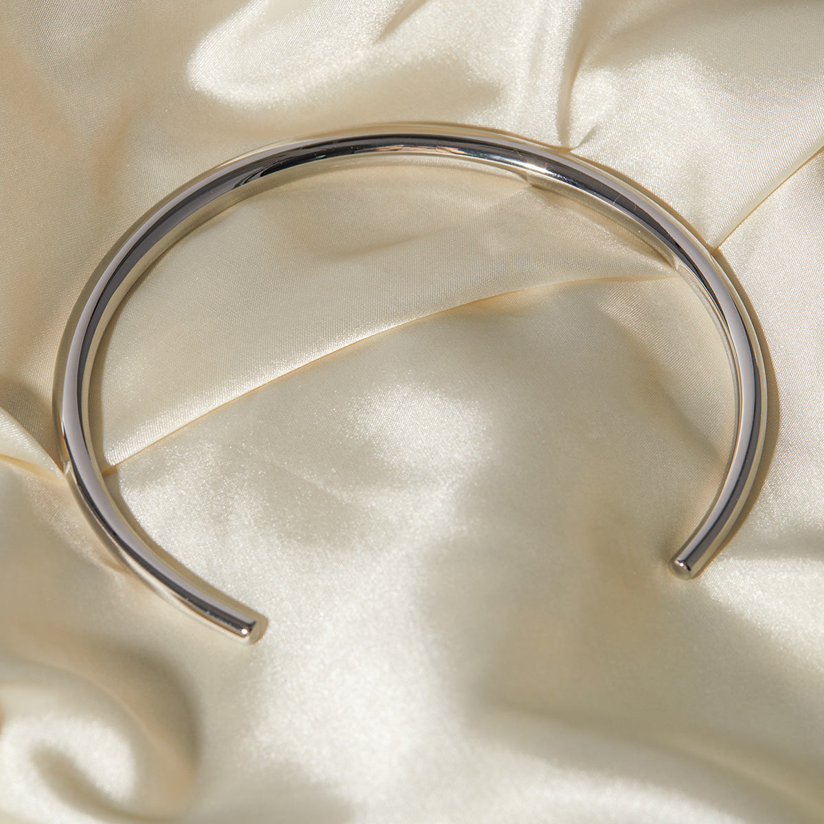 Close-up view of Arza's two-tone adjustable choker necklace showing gold and silver stainless steel links (11.4cm circumference) 9