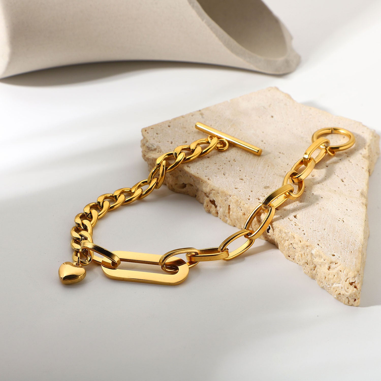 Minimalist adjustable gold chain bracelet for women – lightweight (14.7g) and versatile for everyday wear. 3