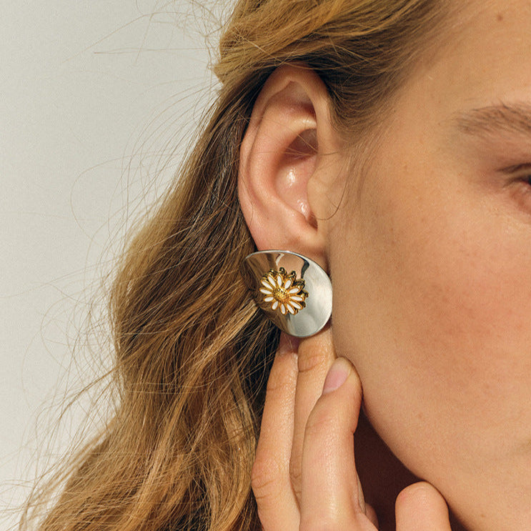 Glamorous white daisy gold-tone floral statement earrings (2.78cm) by Arza Accessories - perfect evening and party jewelry 58