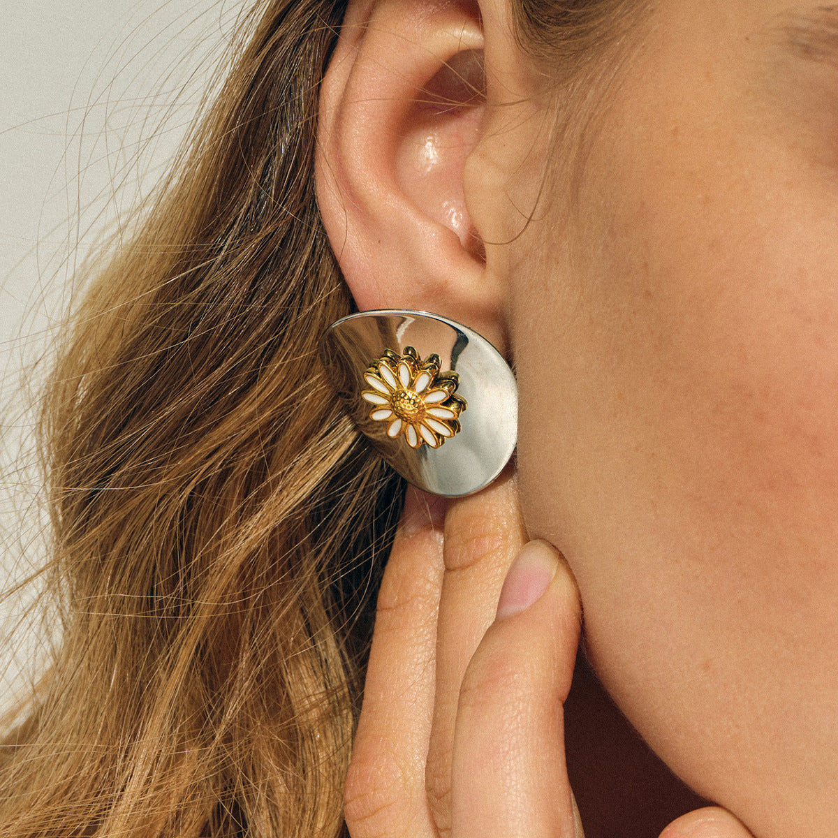 Glamorous white daisy gold-tone floral statement earrings (2.78cm) by Arza Accessories - perfect evening and party jewelry 59
