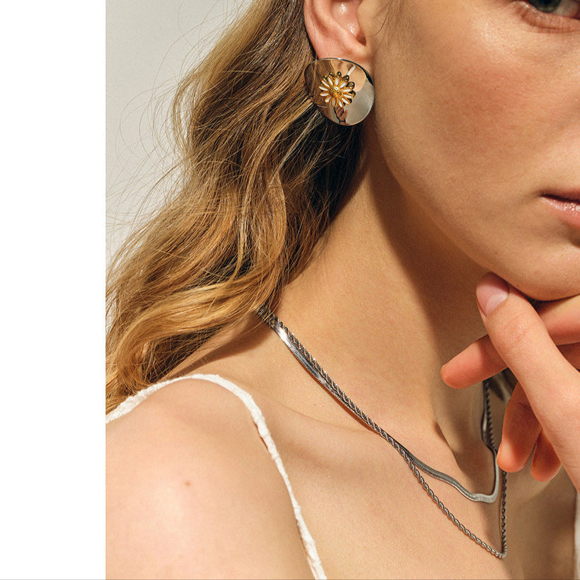 Glamorous white daisy gold-tone floral statement earrings (2.78cm) by Arza Accessories - perfect evening and party jewelry 1