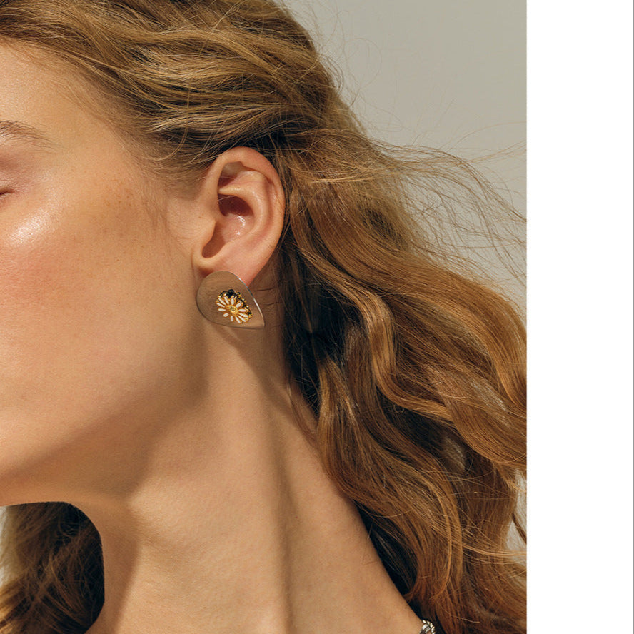 Glamorous white daisy gold-tone floral statement earrings (2.78cm) by Arza Accessories - perfect evening and party jewelry 2